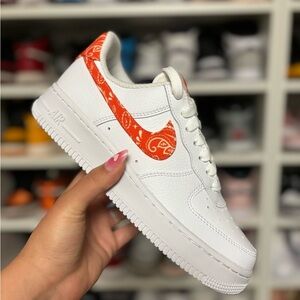 New Nike Air Force 1 Orange White Paisley Sneakers DJ9942-102 Womens Size 6.5